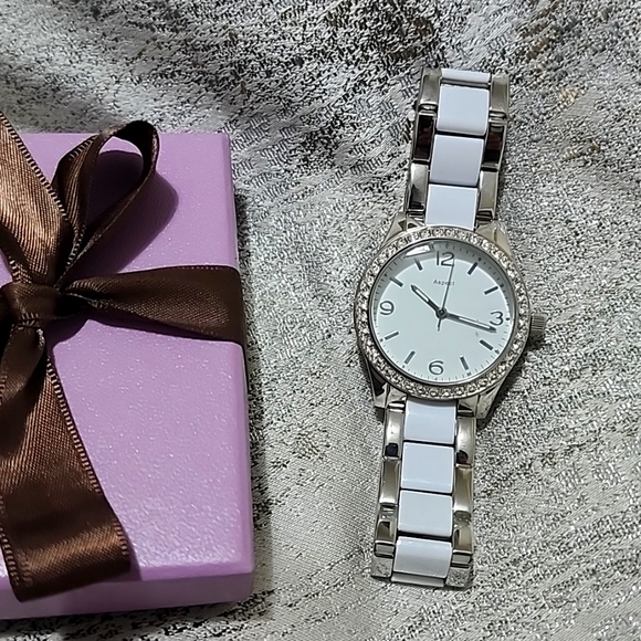 Women's Watch - Picture 1 of 7